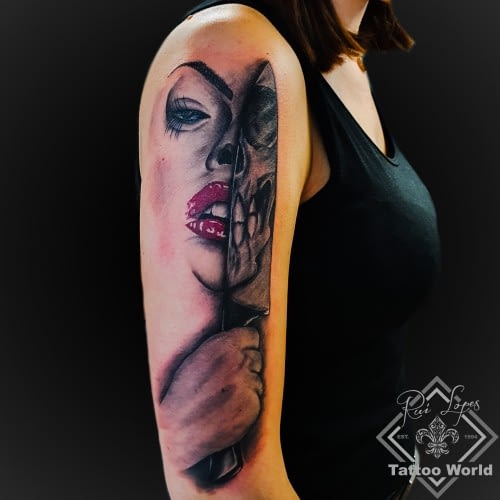 Frau mit messer Oberarm tattoo